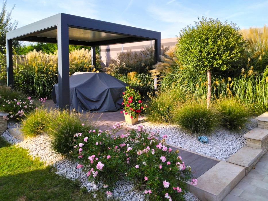 Jardin paysager contemporain avec pergola bioclimatique aluminium anthracite