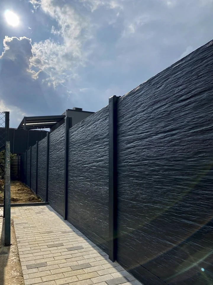 Entrée extérieure d'une propriété résidentielle, vue de jour en lumière rasante