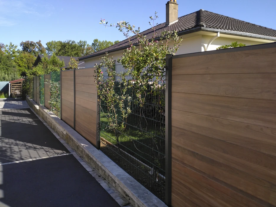 Terrasse extérieure résidentielle avec escalier en bois à trois marches menant à une plateforme surélevée