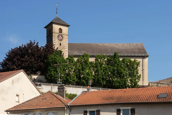 Photographie réaliste d'un paysage emblématique d'Hettange-Grande en Moselle, montrant soit un élément urbain ou architectural caractéristique de la ville, soit un espace vert ou parc aménagé local, soit une caractéristique visuelle distinctive du territoire (paysage naturel, parc public). L'image doit être visuellement distincte des paysages déjà sélectionnés pour Metz et Thionville, tout en restant représentative de la localité.
