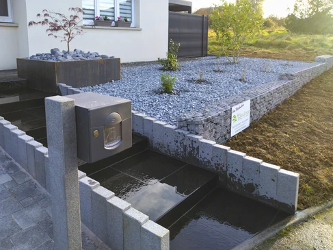 Ouvrier en équipement de sécurité haute visibilité posant des pavés en pierre naturelle sur chantier urbain