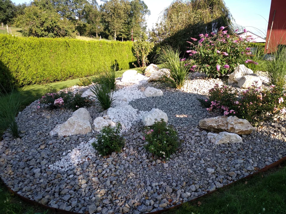 Aménagement paysager extérieur moderne avec jardin minéral